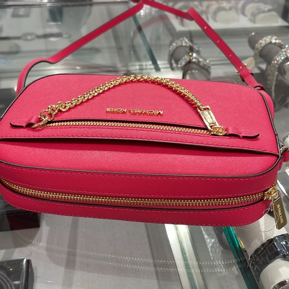 MICHAEL KORS
Jet Set Large Saffiano Leather Crossbody Bag
ELECTRIC PINK
NWT - Picture 8 of 16